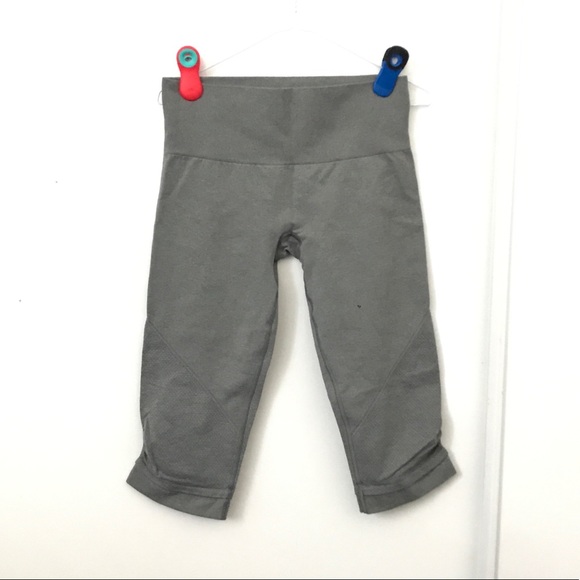 Lululemon Gray Cropped 17” Inseam Leggings - Picture 1 of 6